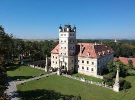 Schloss Greillenstein，位于Wutzendorf的带停车场的酒店