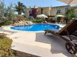 Dar Ta' Xmun - idyllic farmhouse with pool, garden, seaview & sunset