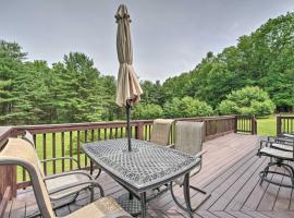 Mountain Escape Home with Deck, Fire Pit, Yard，位于Benezette的酒店