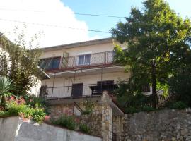 Apartment Jablanac/Velebit Riviera 17115，位于亚布拉纳茨的酒店