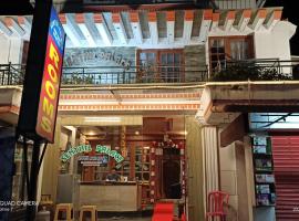 Senthil palaza，位于卡来卡的酒店