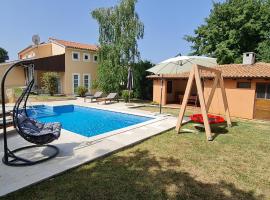 Sunny Garden Villa with Pool，位于罗波里卡的家庭/亲子酒店