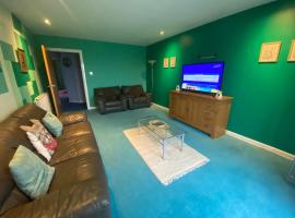 Comfortable, self contained 2 double beds town apartment near Pittodrie Stadium，位于阿伯丁沙滩宴会厅附近的酒店