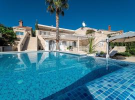 Luxury Villa Stone Castle Brač with private pool on Brač island，位于塞尔察的酒店