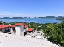 Nevros Hotel Resort and Spa Limni Plastira，位于尼奥楚里翁的酒店