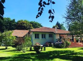 Villa de charme parc fleuri, arboré et piscine à BIARRITZ，位于比亚里茨比利亚茨拉涅格雷斯火车站附近的酒店