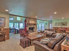 Granbury Lakefront Escape with Boat Dock and Slip!，位于格兰伯里的酒店