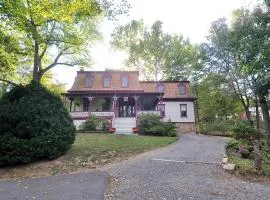 The Manor - Historic Mansion, Wifi, Covered Porch, Screen Porch, King Bed, Walk to Spas, Shops & Restaurants