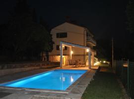 Villa Rožica，位于里耶卡的带泳池的酒店