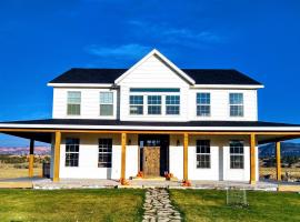 Sevier River Farmhouse 1，位于哈奇的酒店