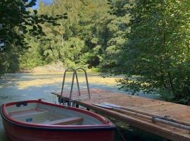 Kleines Ferienhäuschen im Grünen am Wasser，位于Grönwohld的低价酒店