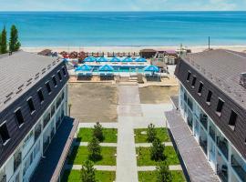 Santorini Beach Hotel Koblevo，位于科布列韦的带停车场的酒店