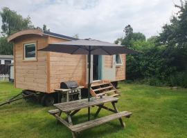 Tiny house op wielen Friesland，位于沃尔克姆的酒店