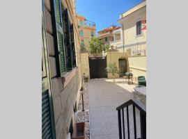 Piazza Anco Marzio fronte mare casa con giardino，位于丽都迪奥斯蒂亚的酒店