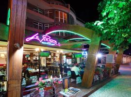 La Piazza Family Hotel，位于阳光海滩Sunny Beach City-Centre的酒店