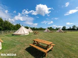 Bell tent glamping at Marwell Resort，位于温彻斯特的豪华帐篷