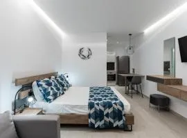 POUNEDES LUXURY SUITES