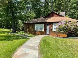 Peaceful Getaway Cottage on grounds of historic mid-century gem