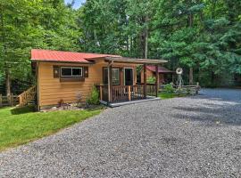 Vintage Creekside Cottage with Hot Tub and Grill!，位于马吉谷的酒店