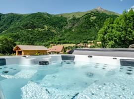 Les Petits Ecrins - Chalets avec spas privatifs，位于Aspres-lès-Corps的酒店