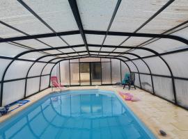 maison a la campagne avec piscine，位于Flayat的酒店