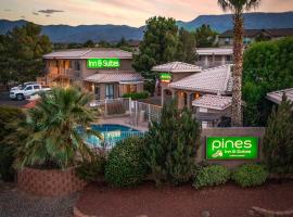 Pines Inn & Suites，位于卡顿伍德的汽车旅馆