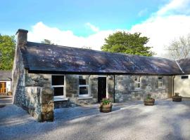 Machermore Castle East Lodge，位于牛顿斯图尔特的木屋