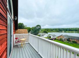 Lakeside Berkshires Home Near Hiking and Skiing!，位于Lanesborough的酒店