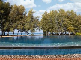 Splash Beach Resort, Maikhao Phuket - SHA Extra Plus，位于迈考海滩的酒店