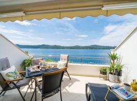 Apartments Ratac Lobrović with private beach and beautiful sunset，位于斯拉诺的公寓