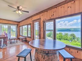 Watkins Glen Lakeview Cottage with Waterfall!，位于沃特金斯格伦的酒店