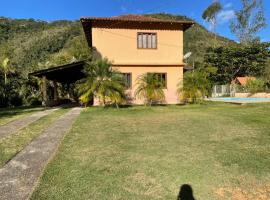 Casa de Campo com piscina e churrasqueira a 10min do Centro Domingos Martins，位于多明戈斯马丁斯的乡间豪华旅馆