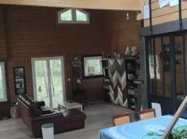 Suite parentale dans maison en bois calme - frigo, vue jardin