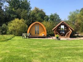 River View Log Cabin Pod - 5 star Glamping Experience，位于Muff的木屋
