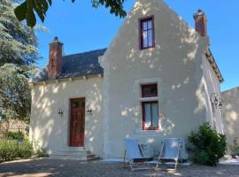 Gîte élégant avec jardin privé, climatisation et parking à Ainay-le-Vieil - FR-1-586-7，位于Ainay-le-Vieil的酒店