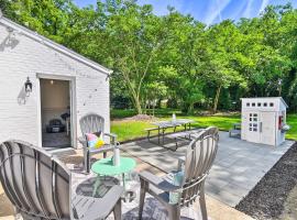 Charming Hampton Home with Yard 2 Mi to Beach!，位于汉普顿的酒店