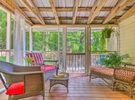 The Country Cottage in Union Mills with Porch!，位于Union Mills的酒店