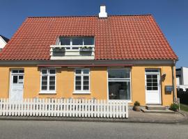 Havnevej 18, stuen, Ballen，位于Ballen的带停车场的酒店