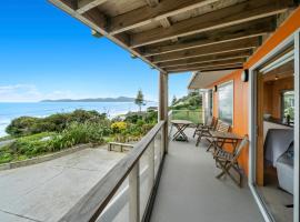 Rippling Waves Lookout - Raumati South Home，位于Raumati South的酒店