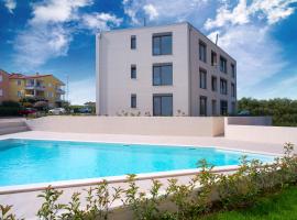 The Blueview Appartements Novigrad，位于诺维格勒伊斯特拉的带泳池的酒店