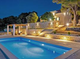 Luxury Villa Castello di Pietra with private pool，位于普契什查的酒店