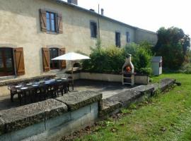 Charmant gîte historique avec terrasse, salle de jeux, et recharge électrique – proche Vittel & Contrexéville - FR-1-589-219，位于Serocourt的酒店