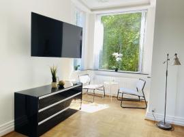 aday - Aalborg mansion - Open bright apartment with garden，位于奥尔堡的酒店
