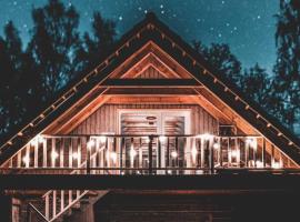 Hubane ja ruumikas majutus karjamõisa ajaloolises hoones，位于Plaani的酒店