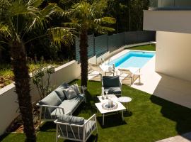 LUXURY apartment ROYAL IRIS，位于奈维斯的酒店