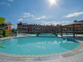 Appartamento Corallo，位于西尔米奥奈的带泳池的酒店