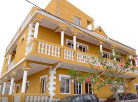 Residensia Ka Denxu，位于Vila Nova Sintra的酒店