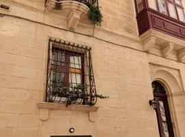 Semi-basement, cosy apartment interconnected to our residence a traditional Maltese townhouse，位于森格莱阿的公寓