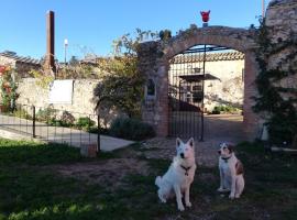 Mas Del Llop Blanc - Dog friendly Hostal Rural - B&B，位于Sobrestany的带按摩浴缸的酒店
