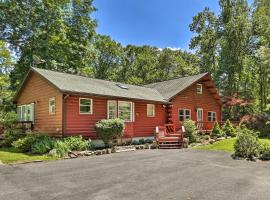 Pocono Mountains Cabin with Patio, Near Hiking!，位于东斯特劳兹堡的酒店